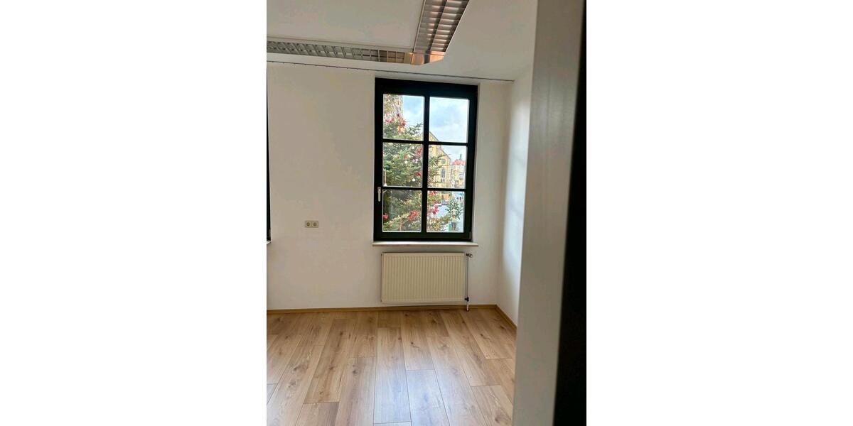 Etagenwohnung Selb - 7 Zimmer, 205 m&sup2;, 1.250&euro; | Angebot:25981952