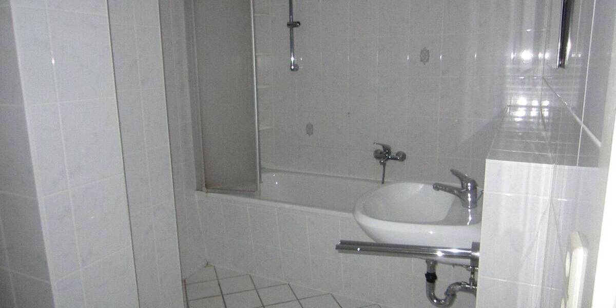 Etagenwohnung Plauen Stadtmitte - 3 Zimmer, 64 m&sup2;, 300&euro; | Angebot:25687456