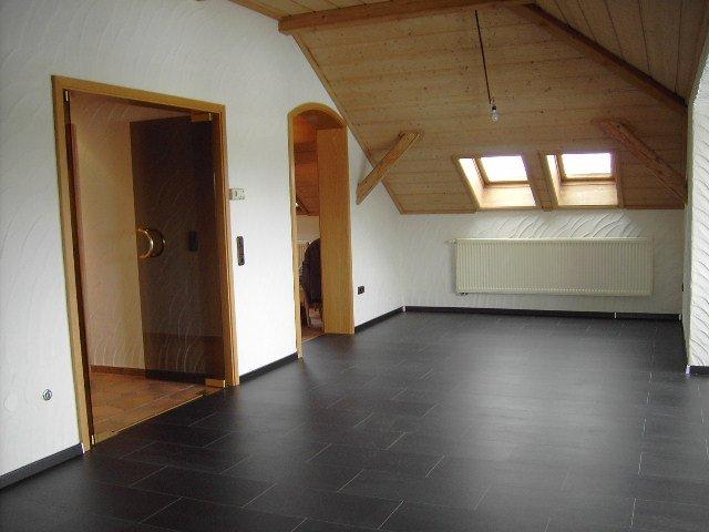 Dachgeschoßwohnung Hof Altstadt - 3 Zimmer, 100 m&sup2;, 590&euro; | Angebot:25978851