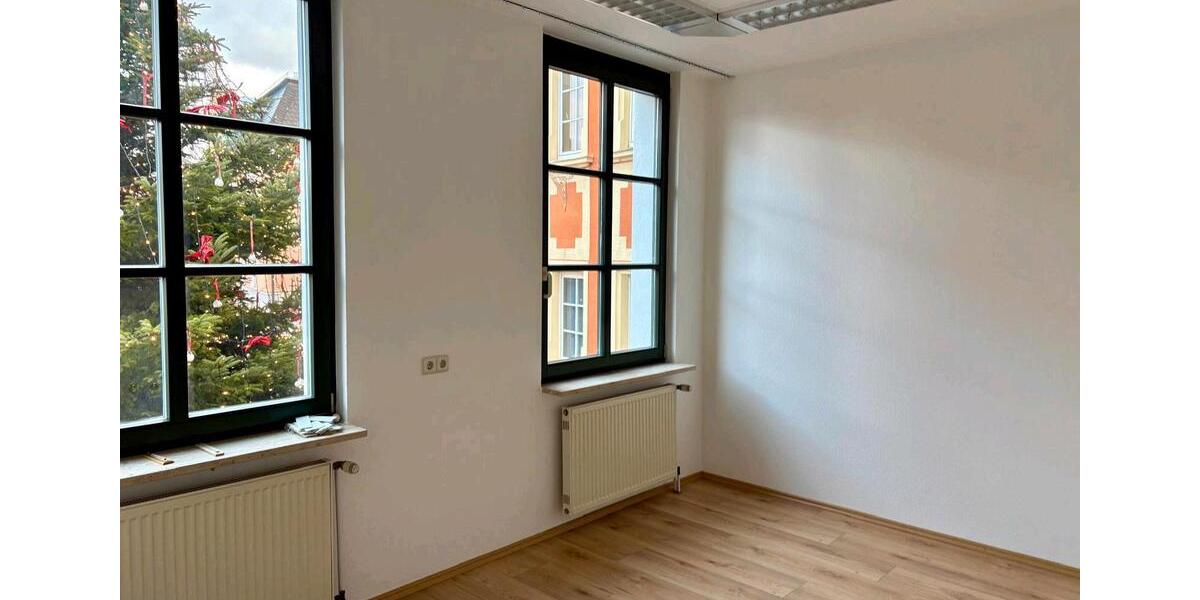 Etagenwohnung Selb - 7 Zimmer, 205 m&sup2;, 1.250&euro; | Angebot:25981952