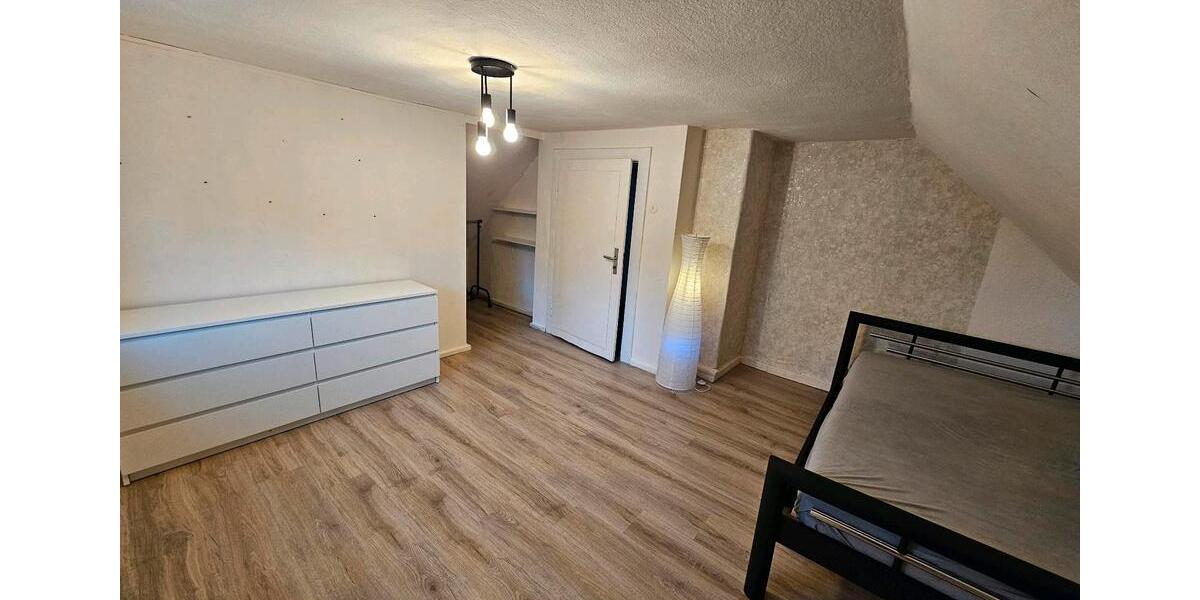 Dachgeschoßwohnung Weißdorf - 2 Zimmer, 30 m&sup2;, 310&euro; | Angebot:25329630