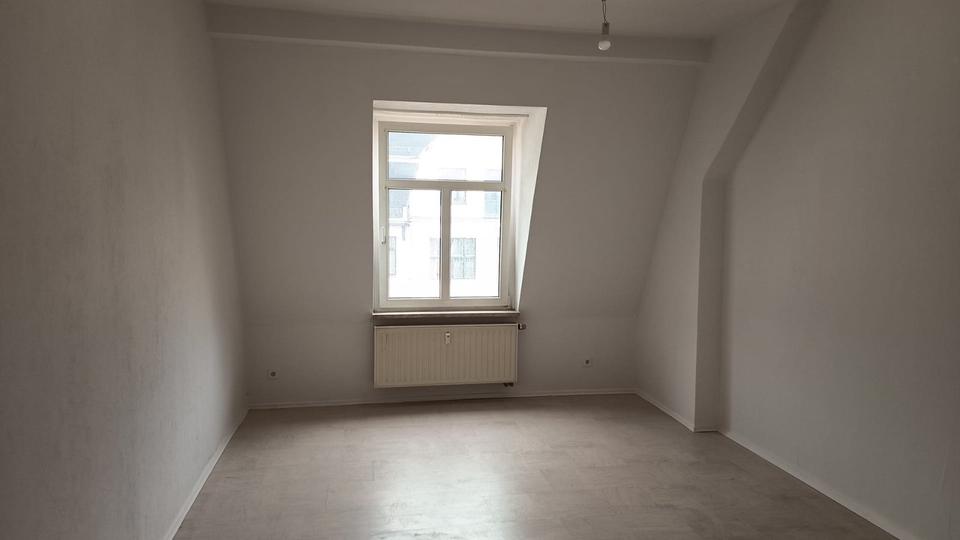 Dachgeschoßwohnung Plauen - 4 Zimmer, 94 m&sup2;, 398&euro; | Angebot:26023070