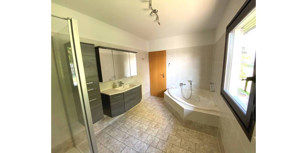 Etagenwohnung Plauen Thiergarten - 3 Zimmer, 120 m&sup2;, 1.100&euro; | Angebot:26786863